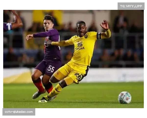 场边花絮：场边传感器实时显示两队核心球员跑动热区图